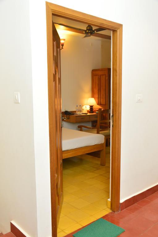 Cours Chabrol Hotel Пондичери Екстериор снимка