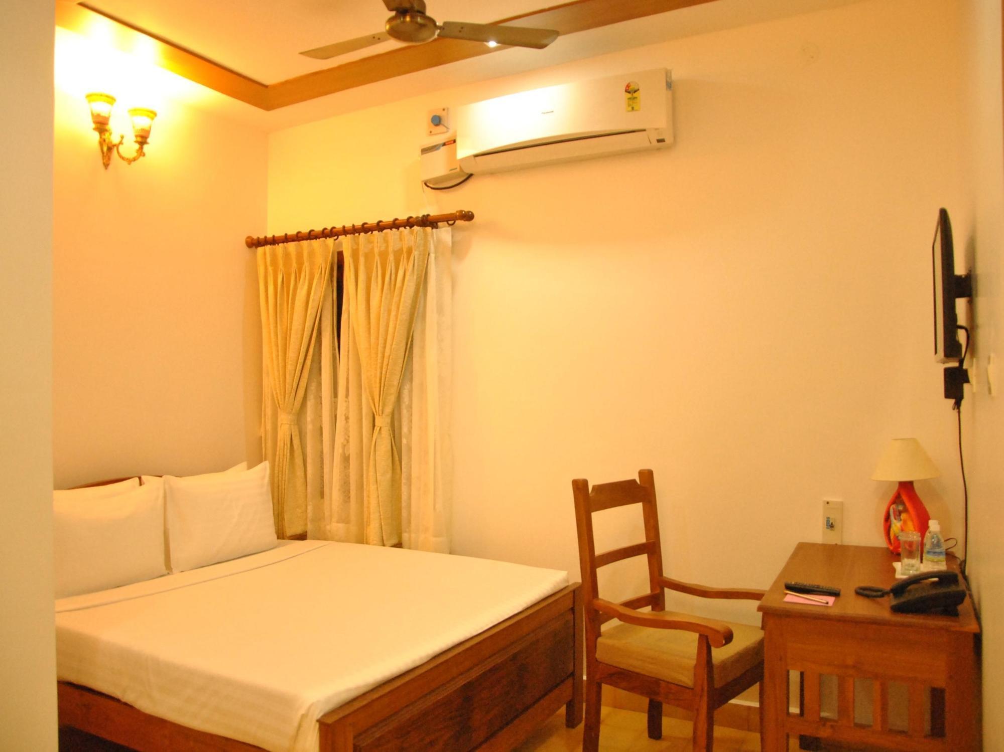 Cours Chabrol Hotel Пондичери Екстериор снимка