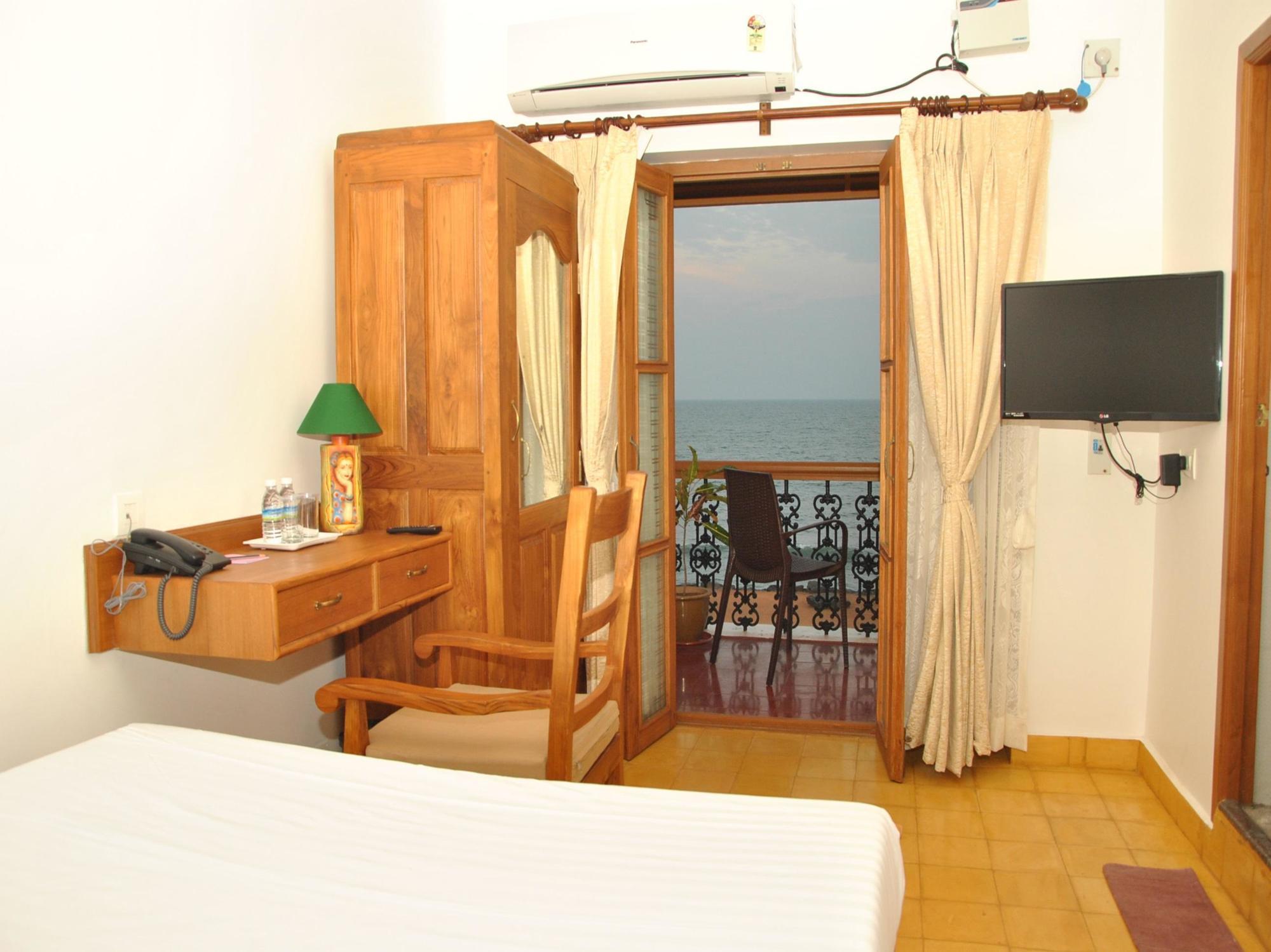 Cours Chabrol Hotel Пондичери Екстериор снимка